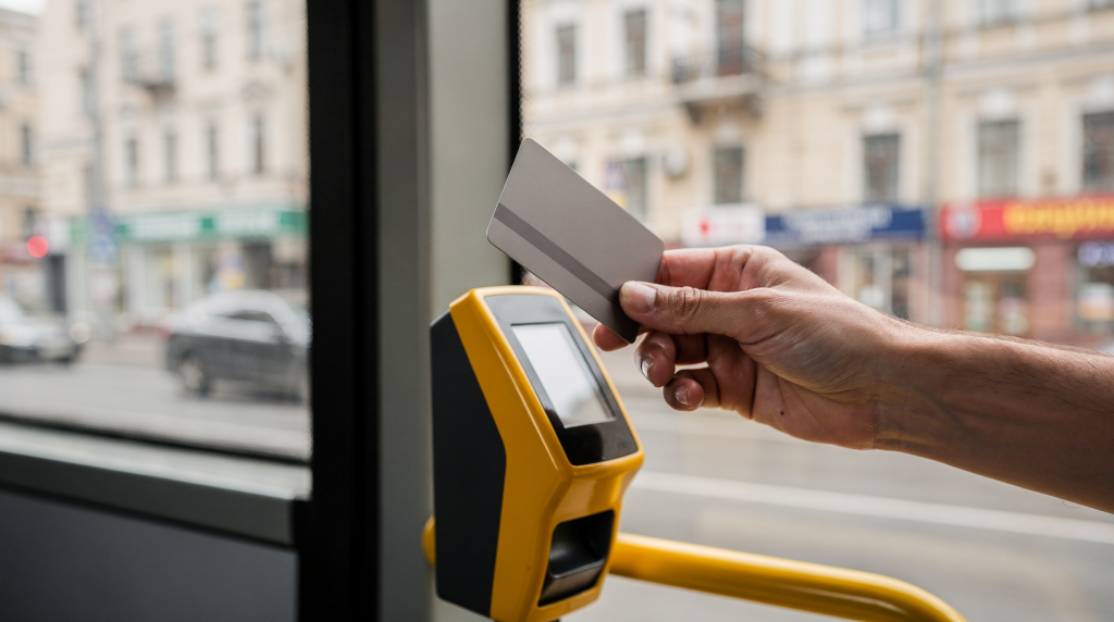 Банковская карта как билет: как работает технология Pay&Go в транспорте